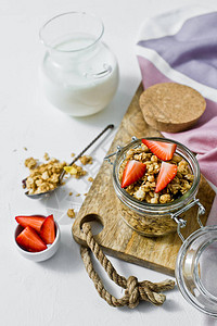 早餐有麦片草莓和酸奶白色背图片