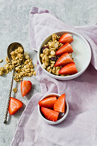 早餐有穆埃斯利草莓和酸奶灰色背图片