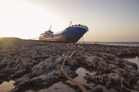 海滩上被毁的沉船图片