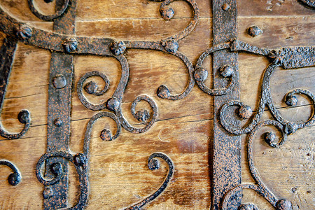 在详细的木门上的旧铁装饰图片