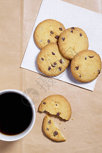 巧克力曲奇饼和黑咖啡图片