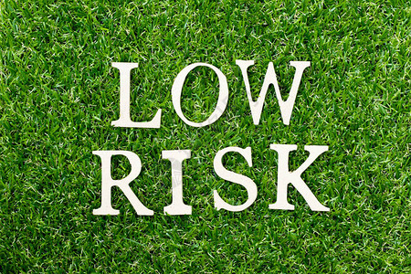 绿色草本背景的低风险字图片