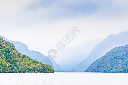 马纳普里湖风景优丽有图片