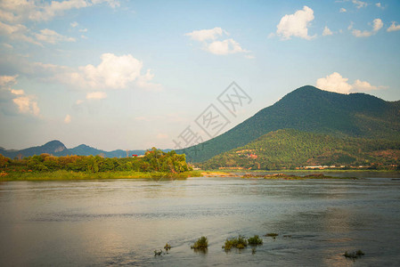 老挝山蓝天背景湄公河在泰国清康莱的景观图片