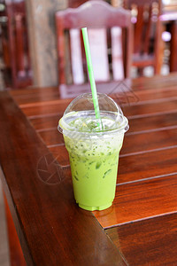 塑料杯中的绿茶绿色茶叶拿铁花和咖啡图片