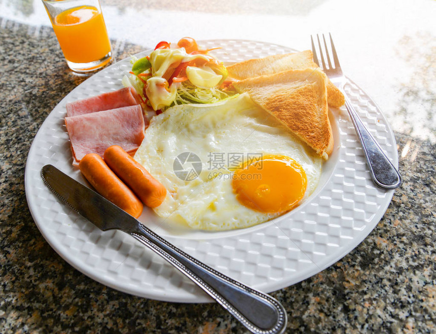 早上健康早餐早饭食品烤面包烤香肠炒鸡蛋火腿和橙汁新鲜蔬菜沙拉奶油图片