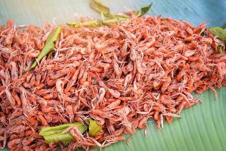 用调味佛手柑叶炸脆皮的小虾街头食品市场图片