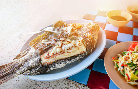 鱼在盘子上加盐烧烤的亚式风格食品图片
