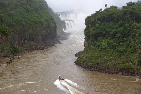 伊瓜苏瀑布沿伊瓜苏河的快艇上的游客图片