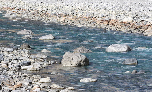 岩石中的山河水流清澈图片