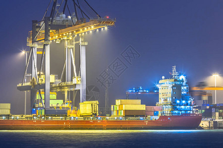 日落时在鹿特丹Maasvlakte集装箱码头装载的图片