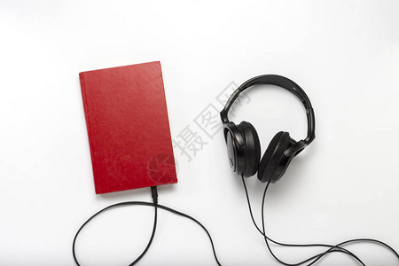 白色背景的红封面和黑耳机书籍图片