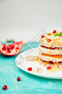 素食主义者饮食有机天然生日蛋糕米脆面包和蓝色背景的热带水果图片