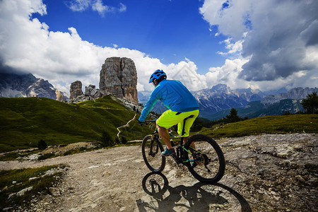 CortinadAmpezzo的旅游自行车图片
