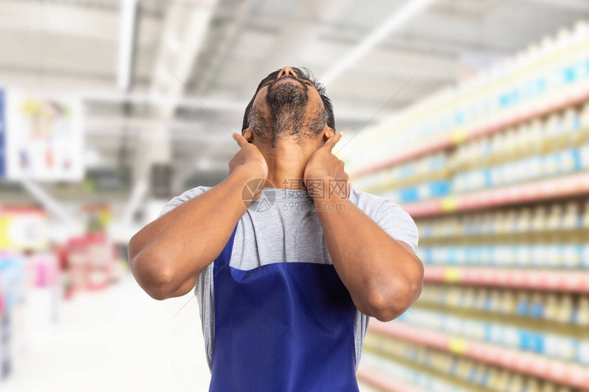 印度超市男超市或超市员工伸着痛苦的脖子图片