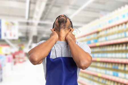 印度超市男超市或超市员工伸着痛苦的脖子图片