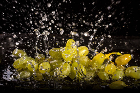 葡萄浆果落入水中溅起水花图片