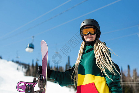 在雪坡上滑雪的女孩图片