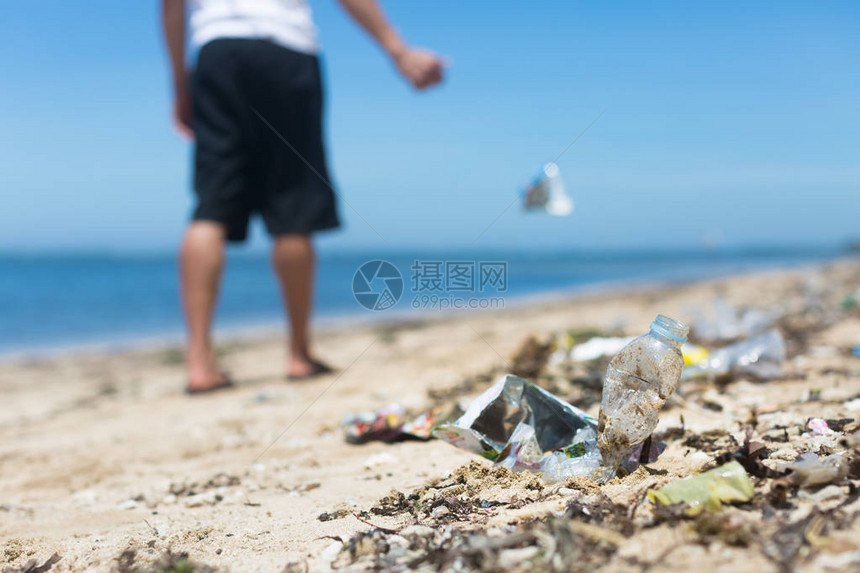 海滩被人们不断乱扔垃圾和破坏环境所破坏图片