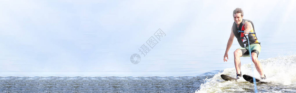 暑假在湖边滑雪的特勤男子水上运动图片