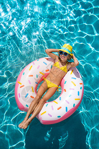 游泳池里孩子的顶视图肖像暑假概念图片