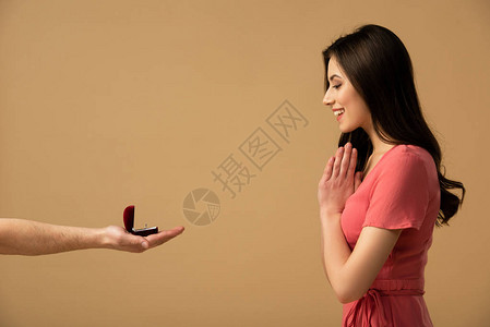男人向惊讶的黑发女孩求婚的剪影图片