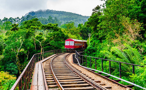 火车飞越斯里兰卡埃拉的九大拱桥经过斯里图片