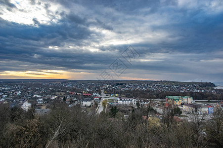 春天日落时的欧洲小镇全景图片