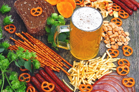 Oktoberfest食物菜单香肠啤酒零食脆饼木本底的啤酒图片