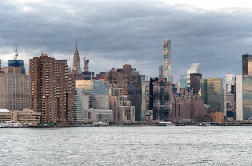 曼哈顿中城的日落反射纽约市图片