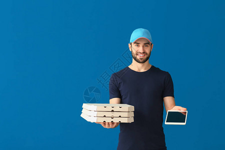 带纸板披萨盒和彩色背景图片