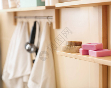 浴室架子上的肥皂条背景图片