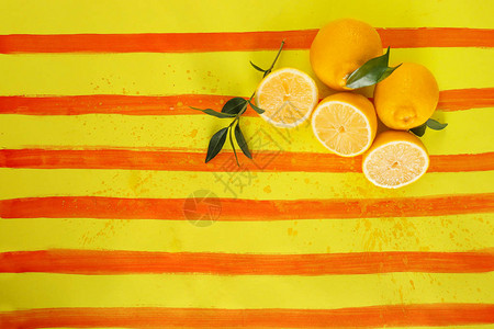 颜色背景上的新鲜成熟柠檬图片