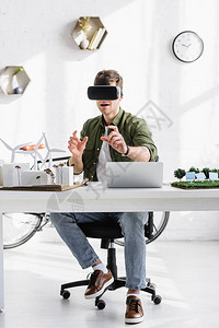黑色虚拟现实头盔的建筑师图片
