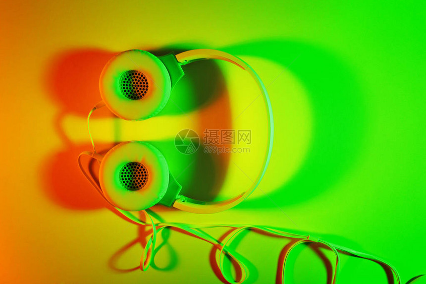 在明亮的颜色背景的现代耳机图片