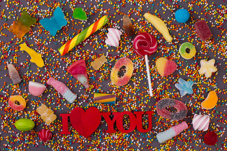 与五颜六色的糖果的浪漫背景图片