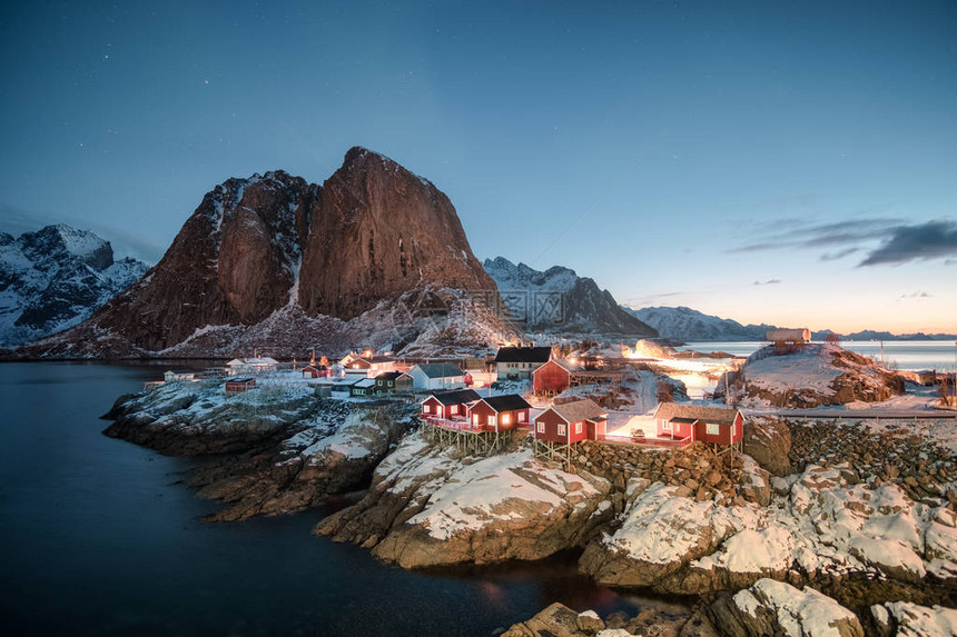 红屋捕鱼村风景日出时山峰挪威洛福滕图片