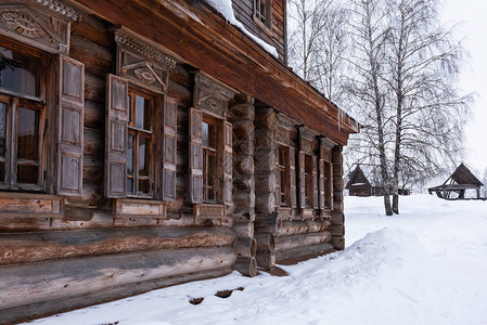 俄罗斯木屋的外墙冬天有六扇图片
