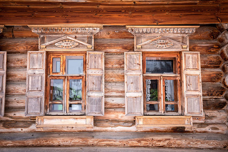 俄罗斯木屋的正面有两个窗户图片