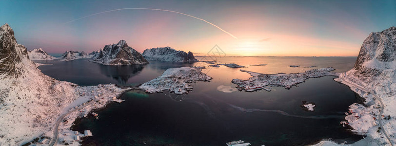 日落时在北极海洋上有山脉的扫描成色群岛全景空中观察图片
