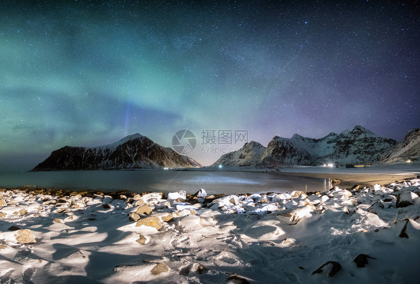挪威罗弗敦斯卡格桑登的北极光全景图片