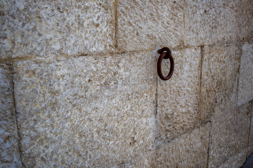 意大利巴西利卡塔地区Matera雕刻石墙上挂着的Ru图片
