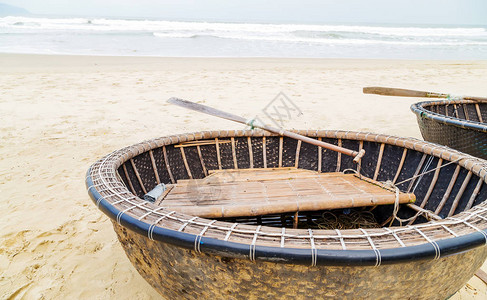 越南岘港越南捕鱼景观中的编织渔夫竹壳篮船图片