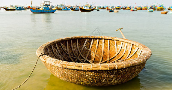 越南渔村的渔民篮船色彩缤纷的传统渔船停图片