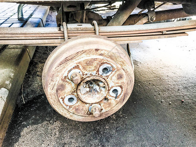 一辆卡车汽车的旧制动鼓刹车汽车悬吊修图片