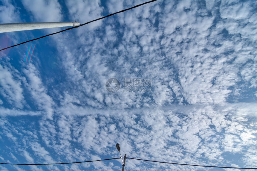 仰望阴天的空图片