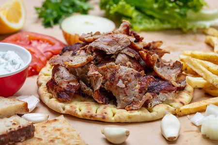 传统土豆泥面包上的希腊肉类食品图片