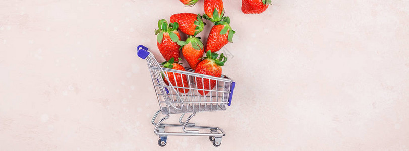 草莓促销展板由红草莓粉红背景影印版空间模板销售促销广告文字社交媒体博客制作的节日活动背景