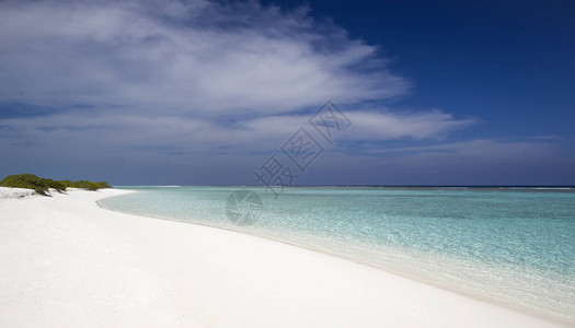 热带岛屿和环礁海洋纯绿海白珊瑚沙和蓝色环礁多彩背景图片