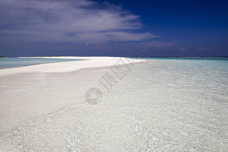 热带岛屿和环礁海洋纯绿海白珊瑚沙和蓝色环礁多彩图片